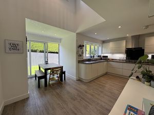KITCHEN/DINER- click for photo gallery